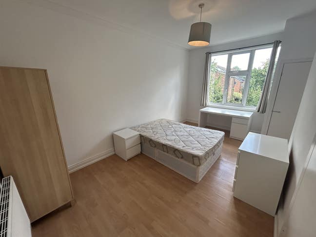 Double Room in Shared House - Popular Location  Main Photo
