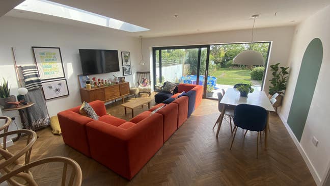 Female roommate wanted for large 3 bed house Main Photo