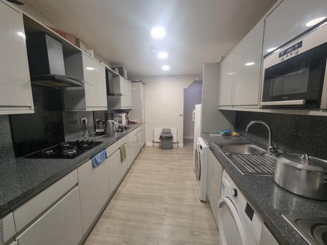 Double En-suite Room to let Main Photo