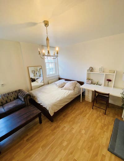 Large double bedroom Main Photo