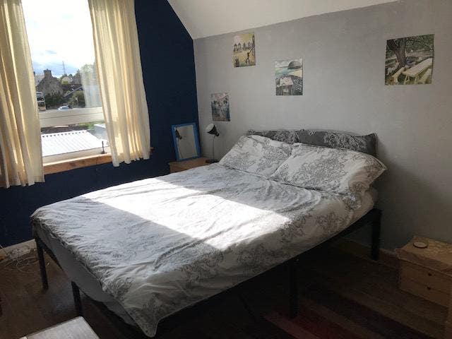 Double Bedroom but with shared bathroom/kitchen Main Photo