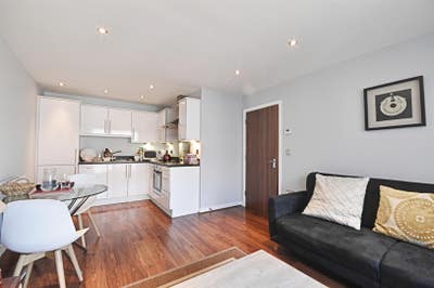Luxury 1 Bed Flat Great West Quarter Brentford TW8 Main Photo