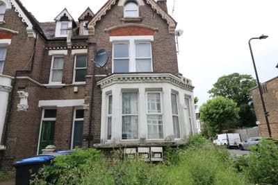 Large three bedroom flat Main Photo