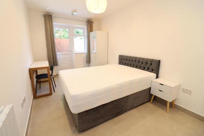 Double Rooms in Central East (4mins walk QUML) Main Photo