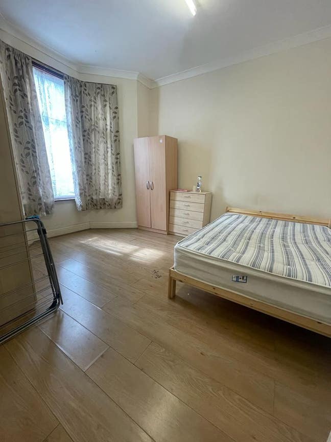 E10- Single Person- Bills Included- Double Room Main Photo