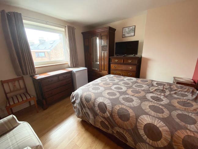 Large double room with own bathroom in city centre Main Photo