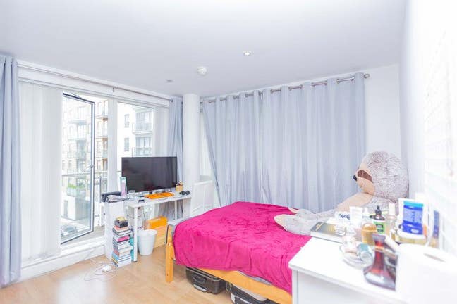Bright Double w/ Balcony in 3Bed Flat in Langdon P Main Photo