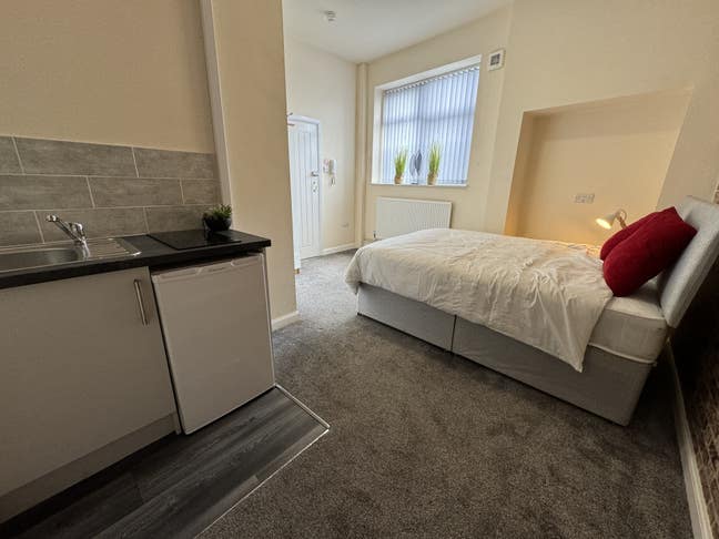 High Quality En-Sute Studio Rooms Available Main Photo