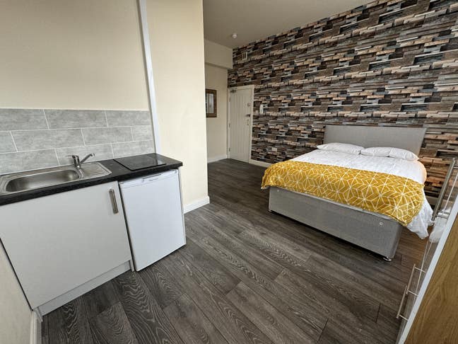 High Quality En-Sute Studio Rooms Available Main Photo