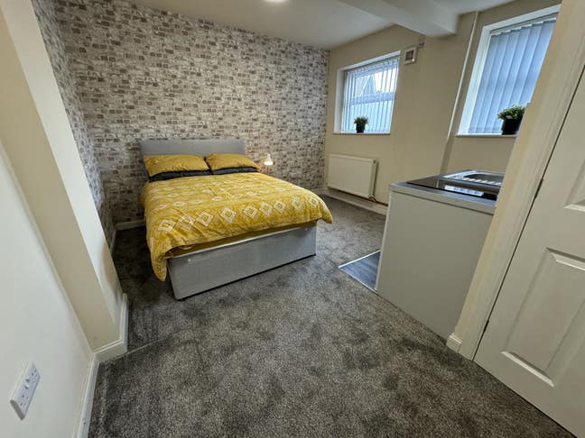 High Quality En-Sute Studio Rooms Available Main Photo