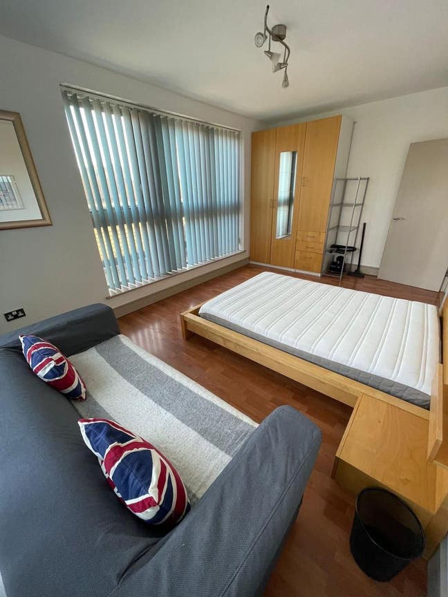 Modern Large Double Room with TERRACE, E14 Main Photo