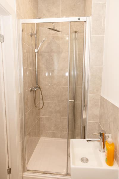 Spacious ensuite rooms close to BAE Main Photo
