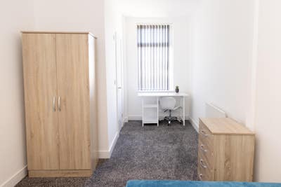 Spacious ensuite rooms close to BAE Main Photo