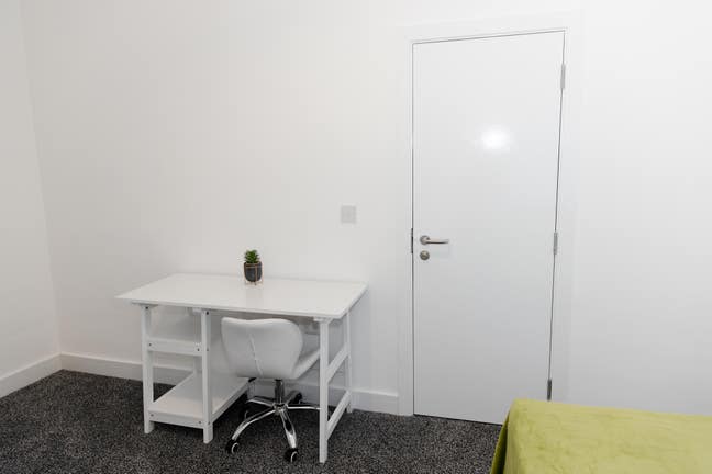 Spacious ensuite rooms close to BAE Main Photo