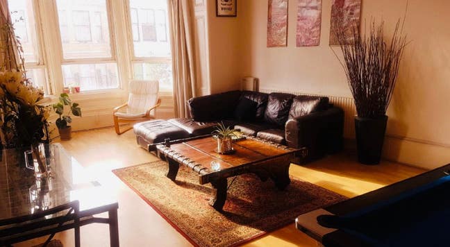 Large Room in Clean, Relaxed West End/Botanics Main Photo