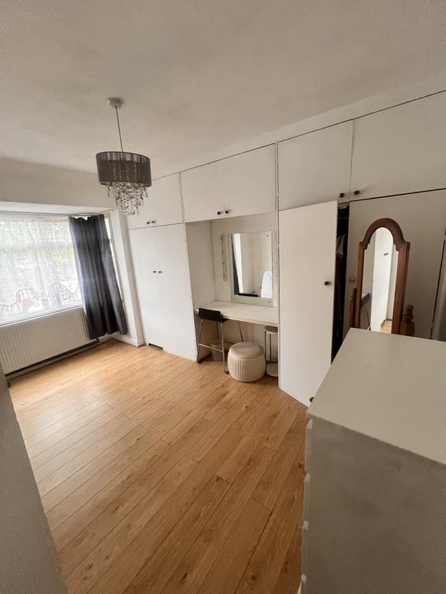 Short let - Double bedroom available in Sutton! Main Photo
