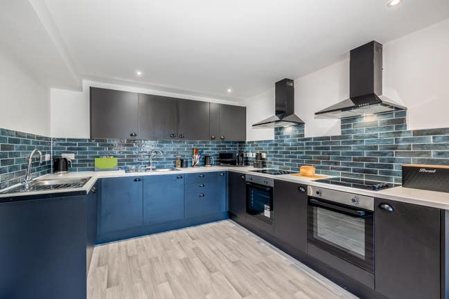 "Spacious Studio Apartment Opposite George Eliot" Main Photo