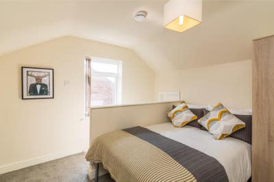 Large Double Room available at Mona street Beeston Main Photo