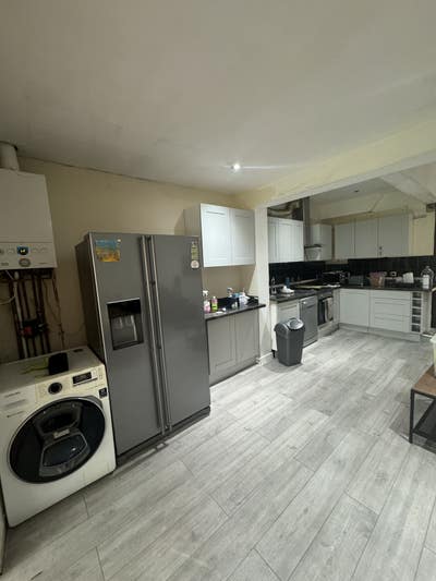 Big Double bed room availabe Main Photo