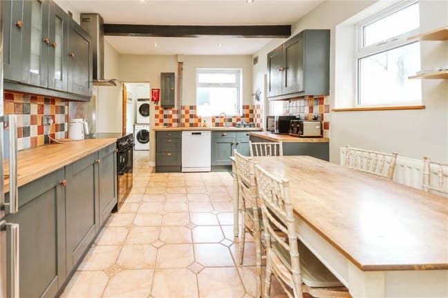 Spacious Double Room in shared victorian house Main Photo
