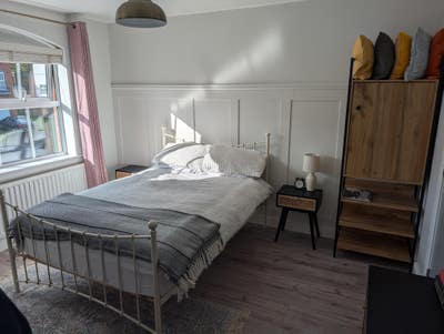 Double room with en suite in quite area Main Photo