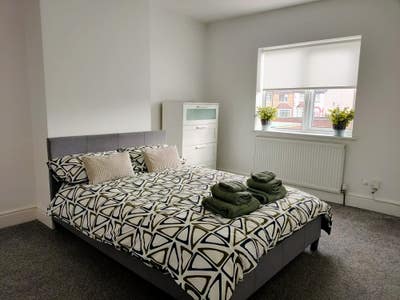 Spacious double bedroom with en-suite Main Photo
