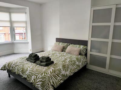 Spacious double bedroom with en-suite Main Photo