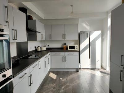 Spacious double bedroom with en-suite Main Photo