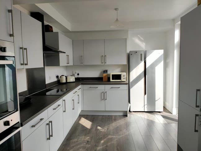 Spacious double bedroom with en-suite Main Photo
