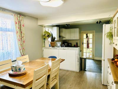 Clean & Tidy Double Room for Lady Tenant  TW13 Main Photo