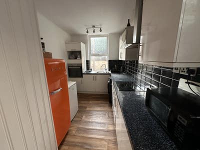 Stunning double en-suite rooms on Ecclesall Rd Main Photo