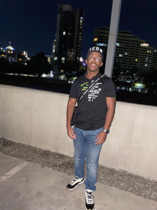 Student Looking for a room to rent/ to buddy up Main Photo