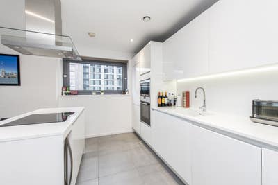 Bright Room Available in Bankside Main Photo