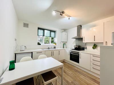 Furnished room in professional house share Main Photo