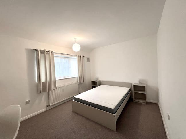 Furnished room in professional house share Main Photo