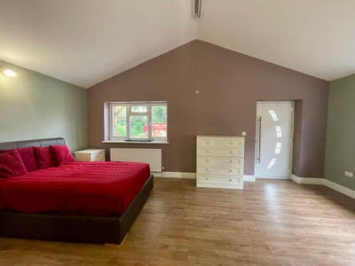 Luxurious large Annex with en-suite and parking Main Photo