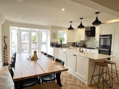 Double bedroom available in newly renovated home Main Photo