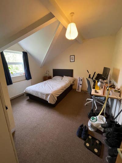 Large double bedroom available just off Burton rd Main Photo