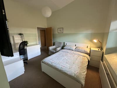 Gorgeous double room (cat friendly) & en suite Main Photo