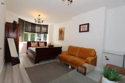Recently Refurbished Furnished Spacious Rooms Main Photo