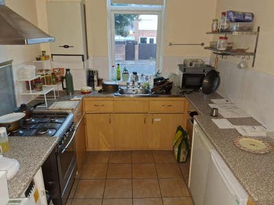 Single room for a student or a professional  in NE Main Photo