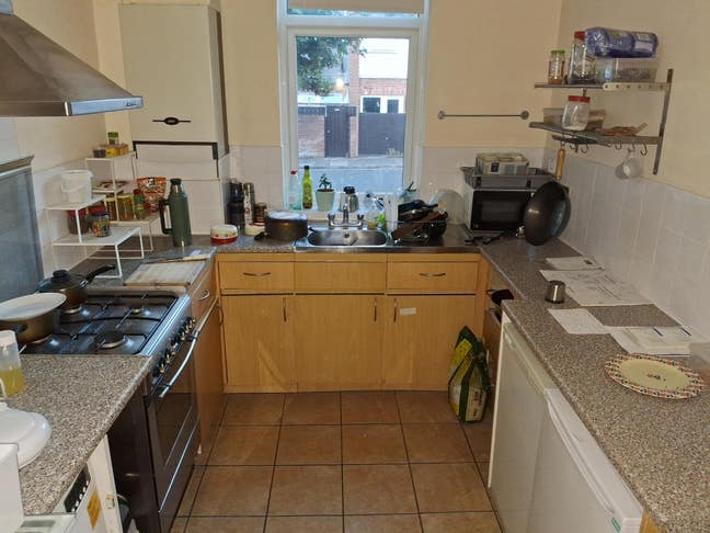 Single room for a student or a professional  in NE Main Photo