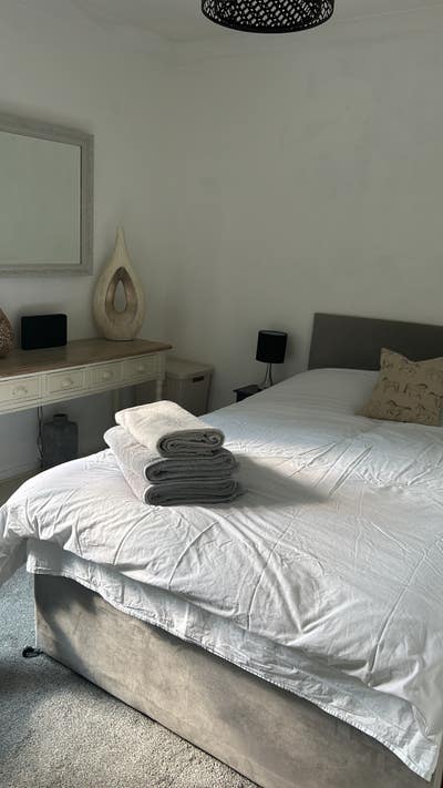 Pretty double room in Upper Hale Main Photo
