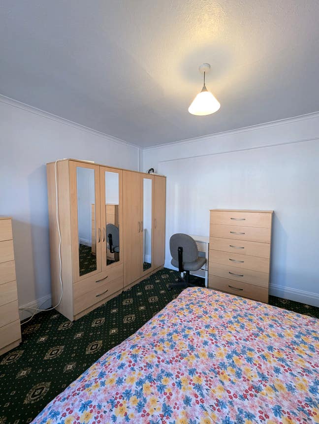 Double bedroom with private bathroom and kitchen Main Photo