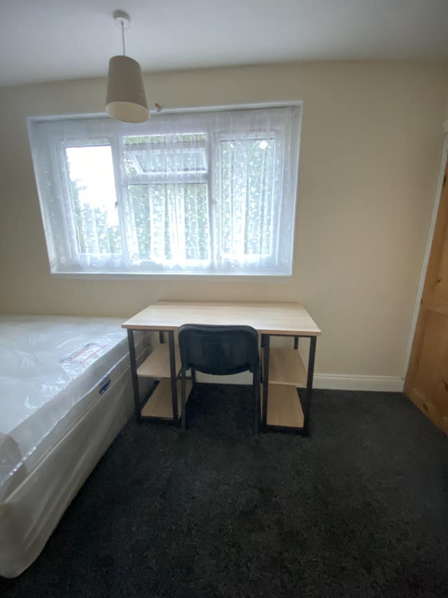 Large spacious En-suite room available  Main Photo