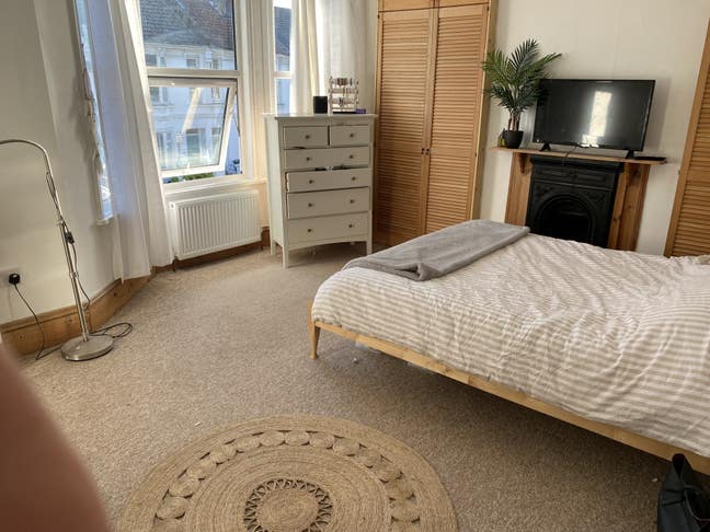 Double Bedroom in an arty, warm home Main Photo