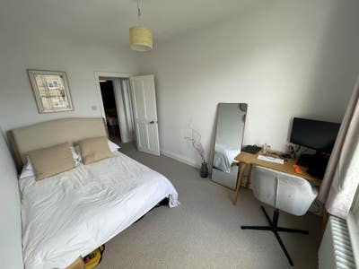 Spacious and light garden flat Main Photo