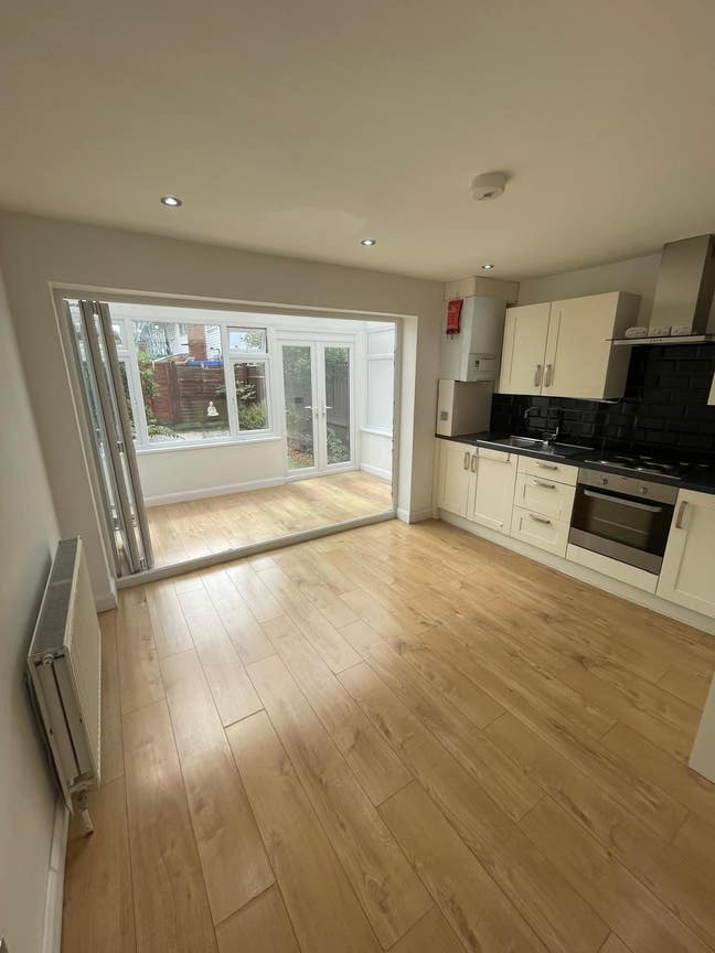 Young Road - Double Room in Custom House - E16  Main Photo