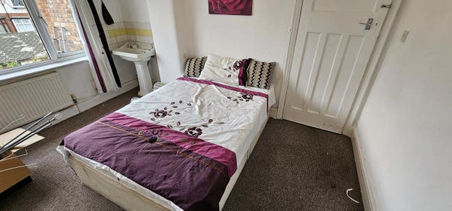 Rooms available, close to transport,all amenaties  Main Photo