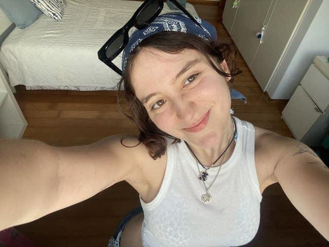 Female student seeks a single or double room Main Photo